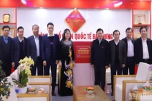 Phó Chủ tịch Quốc Hội Nguyễn Khắc Định thăm, tặng quà lãnh đạo Công ty cổ phần quốc tế Bảo Hưng.