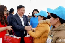 Bí thư Tỉnh ủy, Chủ tịch Ủy ban nhân dân tỉnh Thái Bình Nguyễn Khắc Thận tặng quà Tết công nhân lao động Khu công nghiệp Phúc Khánh (thành phố Thái Bình).