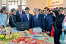Các đại biểu thăm quan gian trưng bày hội báo Xuân năm 2025.