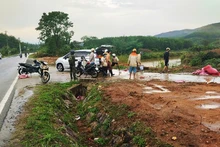 Người dân đưa các nạn nhân đi cấp cứu.