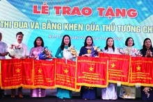 Tặng Cờ thi đua của Thủ tướng Chính phủ cho các tập thể.
