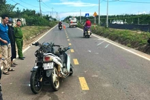 Công an thành phố Kon Tum dựng lại hiện trường vụ tai nạn.