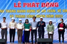 Tặng quà cho đoàn viên có hoàn cảnh khó khăn trên địa bàn huyện Sa Thầy