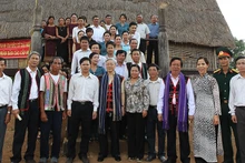 Tổng Bí thư Nguyễn Phú Trọng chụp ảnh lưu niệm cùng cán bộ, nhân dân tỉnh Kon Tum.