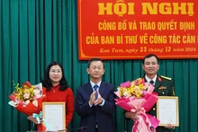 Đồng chí Dương Văn Trang trao Quyết định và tặng hoa 2 đồng chí Trương Thị Linh và Nguyễn Thế Vinh.