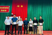 Trao giấy chứng nhận hoàn thành khóa học cho các học viên.