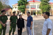 A Nhanh (đứng giữa) vui mừng khi được trở về nhà.