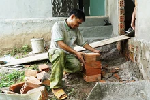 Sau khi hòa nhập cộng đồng, A Kai tích cực làm thêm công việc để kiếm thêm thu nhập cho gia đình.