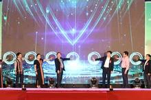 Các đại biểu nhấn nút khai mạc Chợ phiên.