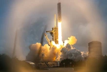 Tên lửa đẩy Falcon Heavy của Công ty SpaceX mang theo tàu vũ trụ Psyche rời bệ phóng tại Trung tâm Vũ trụ Kennedy ở bang Florida (Mỹ), ngày 13/10. (Ảnh: AFP/TTXVN)