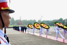 Các đồng chí lãnh đạo, nguyên lãnh đạo Đảng, Nhà nước vào Lăng viếng Chủ tịch Hồ Chí Minh, vòng hoa của đoàn mang dòng chữ “Đời đời nhớ ơn Chủ tịch Hồ Chí Minh vĩ đại”.