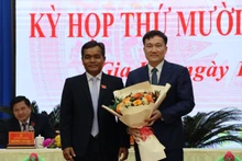 Bí thư Tỉnh ủy, Chủ tịch Hội đồng nhân dân tỉnh Hồ Văn Niên chúc mừng tân Phó Chủ tịch Ủy ban nhân dân tỉnh Gia Lai Nguyễn Tuấn Anh. (Ảnh: ĐỨC THỤY)