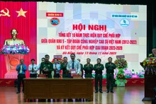Đại diện Tập đoàn Công nghiệp Cao su Việt Nam và Quân khu 5 ký kết quy chế phối hợp giai đoạn 2023-2028.