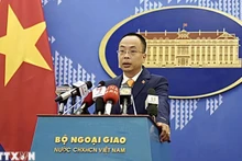 Phó Phát ngôn Bộ Ngoại giao Việt Nam Đoàn Khắc Việt trả lời câu hỏi của các cơ quan báo chí. (Ảnh: TTXVN)