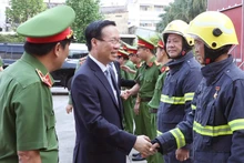 Chủ tịch nước Võ Văn Thưởng thăm hỏi, động viên, chúc Tết cán bộ, chiến sĩ Phòng Cảnh sát Phòng cháy Chữa cháy và cứu nạn, cứu hộ Công an Thành phố Hồ Chí Minh. (Ảnh: TTXVN)