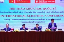 Các đại biểu chủ trì hội thảo.