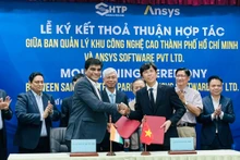 Lãnh đạo hai đơn vị thực hiện việc ký kết thỏa thuận hợp tác phát triển đội ngũ nhân lực ngành vi mạch bán dẫn tại Việt Nam.