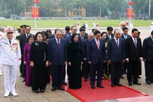 Các đồng chí lãnh đạo, nguyên lãnh đạo Đảng, Nhà nước vào Lăng viếng Chủ tịch Hồ Chí Minh.
