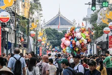 [Ảnh] Phố đi bộ hồ Gươm đông đúc ngày cuối kỳ nghỉ Tết Dương lịch 2024