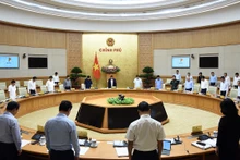 Mở đầu phiên họp, Thủ tướng Phạm Minh Chính và các đại biểu thành kính dành phút mặc niệm tưởng nhớ Chủ tịch Hồ Chí Minh vĩ đại, các anh hùng liệt sĩ đã hy sinh vì Tổ quốc và đồng chí Tổng Bí thư Nguyễn Phú Trọng vừa từ trần.