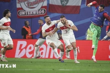 Merih Demiral (số 3) lập cú đúp, đưa Thổ Nhĩ Kỳ vào tứ kết EURO 2024. (Ảnh: AA/TTXVN)