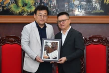 Tổng Biên tập Báo Nhân Dân Lê Quốc Minh trao quà tặng ông Park Jong Hyun, Chủ tịch Hội Nhà báo Hàn Quốc tại buổi tiếp.