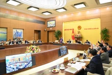 Ủy ban Thường vụ Quốc hội biểu quyết thông qua Nghị quyết tại phiên họp. (Ảnh: Duy Linh)