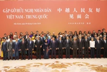Chủ tịch Quốc hội Vương Đình Huệ chụp ảnh lưu niệm với nhân sĩ hữu nghị hai nước Việt-Trung trong chuyến thăm (Ảnh: Hồ Quân, Hữu Hưng) 