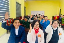 Cử tri thôn Đảo Trần, huyện Cô Tô biểu quyết nhất trí bầu trưởng thôn nhiệm kỳ 2025-2027.