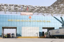 Phương tiện chở hàng hóa xuất nhập khẩu qua cửa cầu Bắc Luân II.