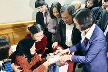 Phó Chủ tịch Quốc hội Nguyễn Thị Thanh thăm, tặng cho Mẹ Việt Nam Anh hùng Nguyễn Thị Huệ (102 tuổi) ở khu Vĩnh Tuy 2, phường Mạo Khê, thành phố Đông Triều.