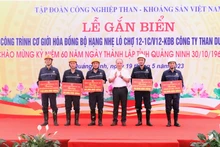 Lãnh đạo Công ty than Dương Huy tặng quà, động viên các cá nhân và tập thể có thành tích xuất sắc trong sản xuất.
