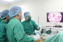 Các bác sĩ tiến hành phẫu thuật lấy thận hiến từ người sống.