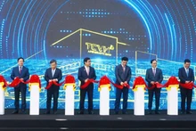 Các đại biểu cắt băng khánh thành Dự án Nhà máy sản xuất ô-tô Thành Công Việt Hưng.