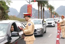 Lực lượng Cảnh sát giao thông tăng cường kiểm tra, xử lý vi phạm về nồng độ cồn khi điều khiển phương tiện.