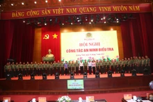 Lãnh đạo Bộ Công an và lãnh đạo tỉnh Quảng Ninh cùng các đại biểu chụp ảnh lưu niệm tại hội nghị.