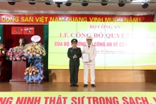 Thừa ủy quyền của Bộ trưởng Công an, Thiếu tướng Đinh Văn Nơi, Giám đốc Công an tỉnh Quảng Ninh trao Quyết định bổ nhiệm Trung tá Cù Quốc Thắng giữ chức vụ Phó Giám đốc Công an tỉnh Quảng Ninh.