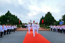 Lễ Thượng cờ trên đảo Cô Tô nhân dịp kỷ niệm 62 năm Ngày Bác Hồ ra thăm đảo.