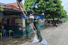 Cán bộ, chiến sĩ Đồn Biên phòng Cửa khẩu cảng Vạn Gia giúp nhân dân chằng chống, gia cố nhà cửa trước khi bão đổ bộ.