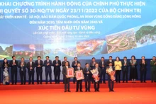 Phó Thủ tướng Trần Hồng Hà trao Quy hoạch tỉnh Quảng Ninh và Quy hoạch chung thành phố Hạ Long.