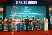 Các đại biểu cắt băng khai mạc Không gian triển lãm kết nối giữa Hà Nội và các tỉnh vùng Đồng bằng sông Hồng.
