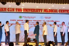 Các đại biểu thực hiện nghi thức chuyển giao kỹ thuật can thiệp tim mạch tại Bệnh viện Đại học Nam Cần Thơ.