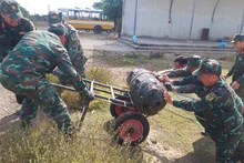 Vận chuyển bom lên xe bàn giao cho Lữ đoàn Công binh 25, Quân khu 9.