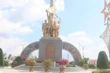 Tượng đài "Toàn dân nổi dậy, đoàn kết lập công” tỉnh Trà Vinh.
