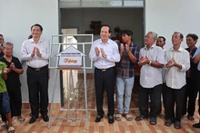 Hộ bà Thạch Thị Sa Tụm, xã Lương Hòa, huyện Châu Thành, tỉnh Trà Vinh đón Chôl Chnăm Thmây trong ngôi nhà mới.