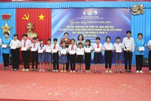 Học sinh dân tộc thiểu số có hoàn cảnh khó khăn của tỉnh Trà Vinh nhận học bổng Vừ A Dính.