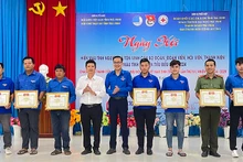 Cán bộ, đoàn viên, thanh niên tiêu biểu trong phong trào hiến máu tình nguyện nhận Bằng khen của Tỉnh đoàn Trà Vinh.