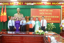 Lãnh đạo Tỉnh ủy Trà Vinh trao quyết định sắp xếp tổ chức bộ máy.