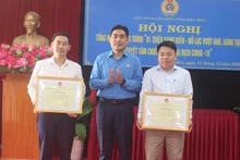 Thừa ủy quyền của Tổng Liên đoàn Lao động Việt Nam, đồng chí Tẩn Minh Long, Chủ tịch Liên đoàn Lao động tỉnh Điện Biên tặng Bằng khen các tập thể, cá nhân có thành tích xuất sắc trong thực hiện Chương trình.
