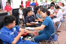 Cán bộ, công nhân viên và người lao động tỉnh Điện Biên tình nguyện hiến máu hưởng ứng chương trình Hành trình đỏ với chủ đề "Giọt hồng về miền lịch sử".